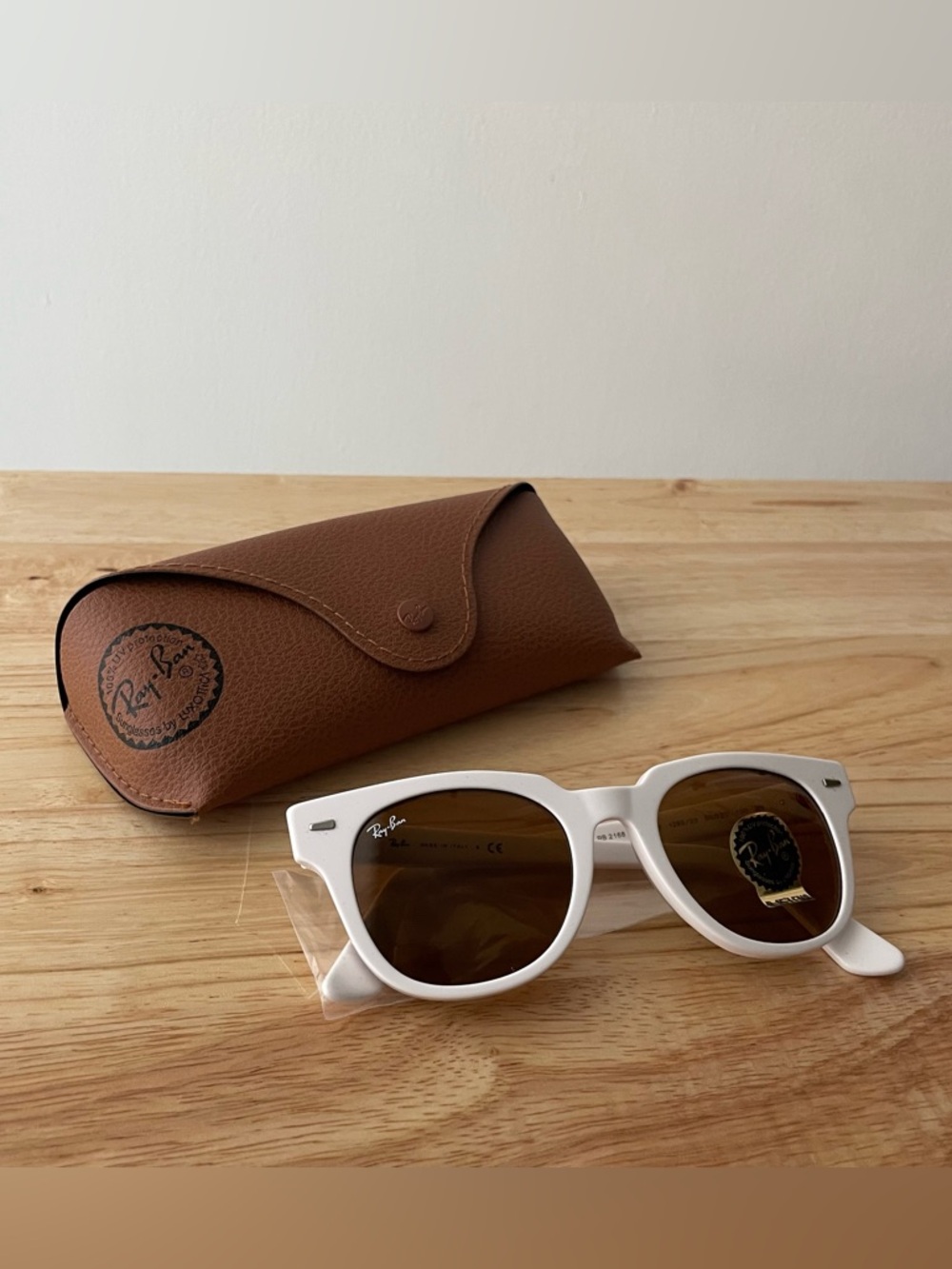 UNISEX RAY-BAN WHITE SUNGLASSES (RB2168 METEOR) W/ CASE & CLEANING CLOTH!